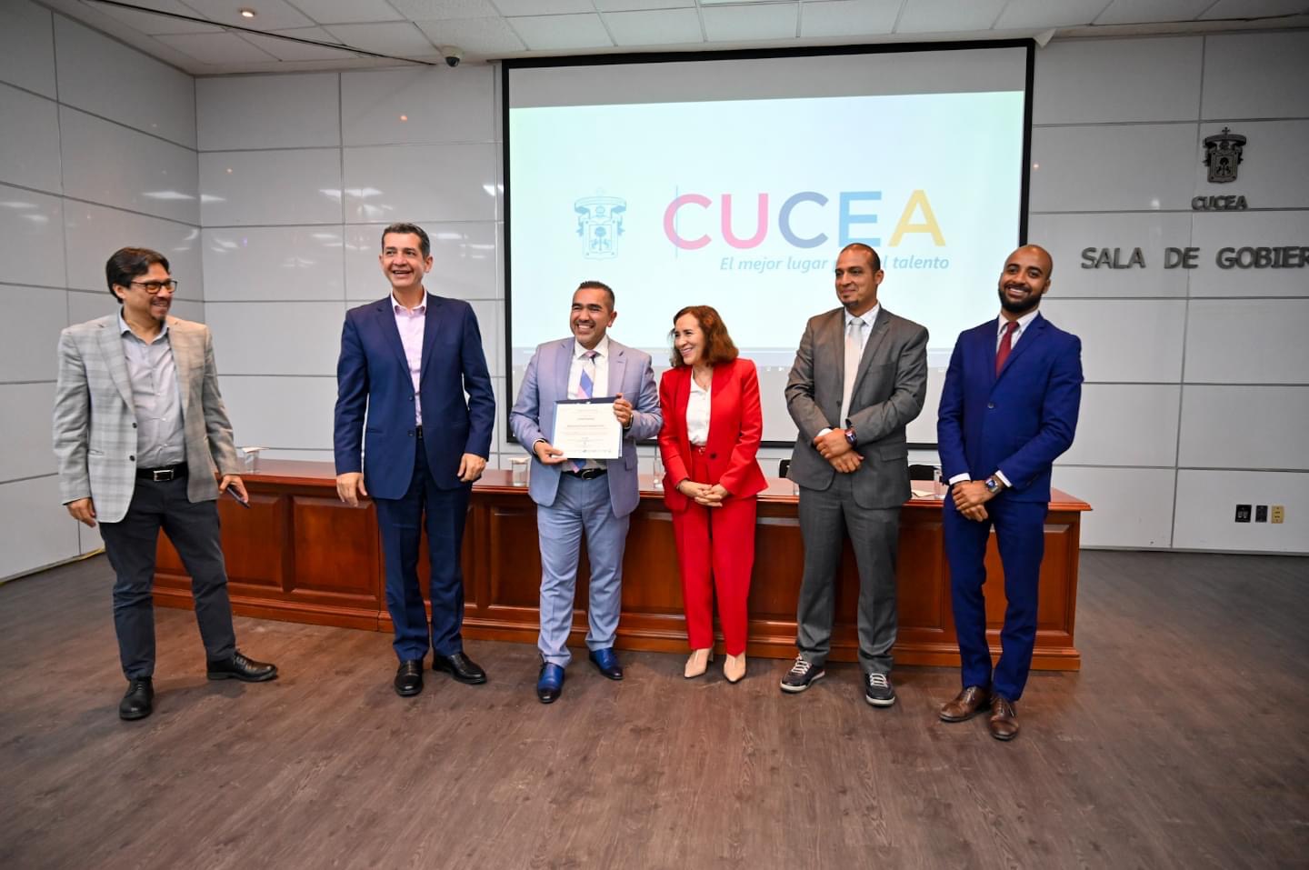 Entrega de constancia en la Sala de Gobierno CUCEA