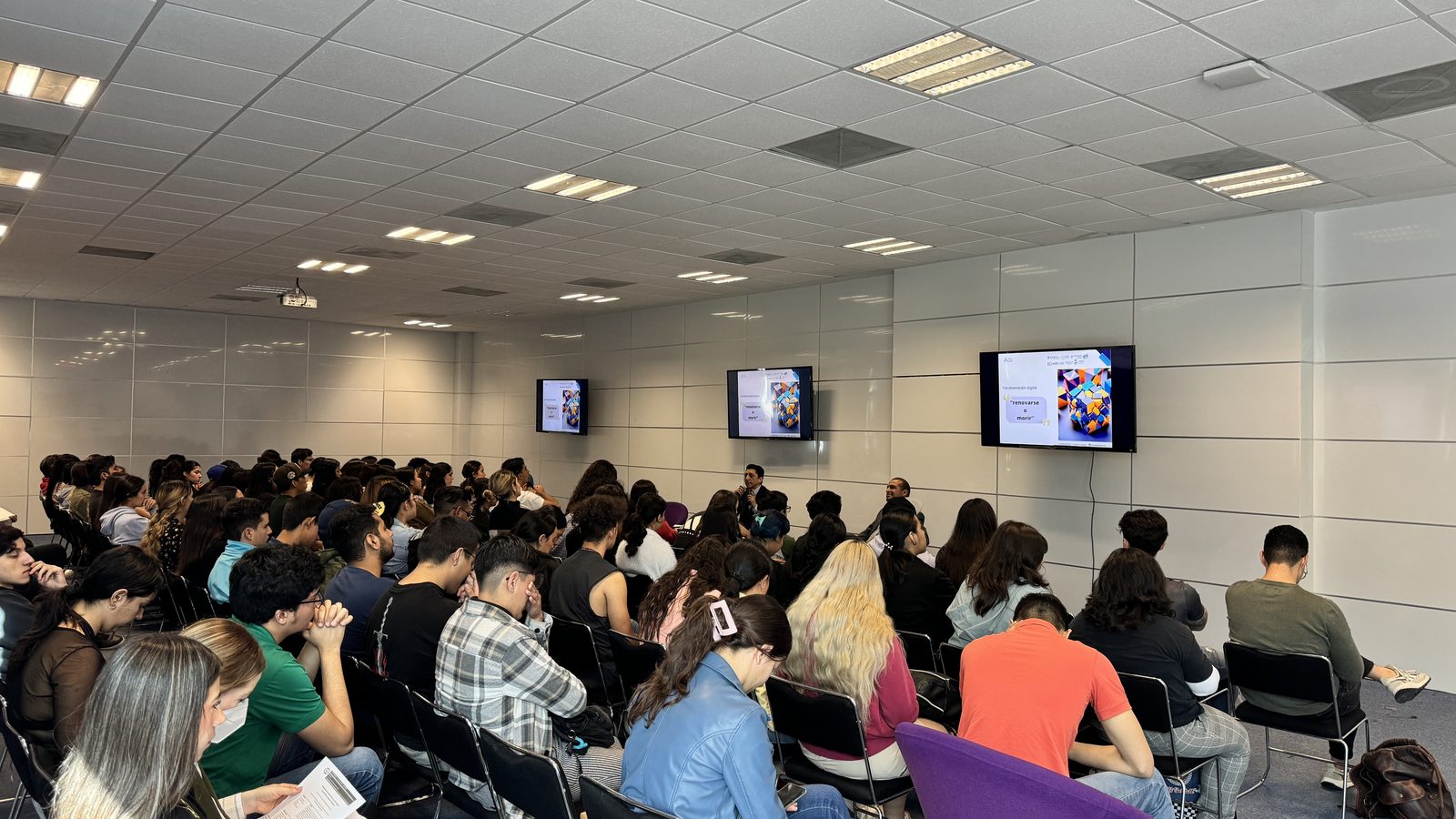Sala paralela con tres pantallas CUCEA